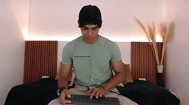 Snapshot of zander_2120 chatting on December 21, 2:15 pm zander 2120 online show from December 21, 2:15 pm