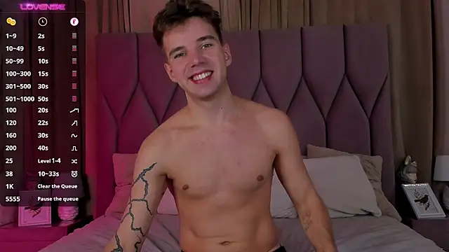 Snapshot of ArthurWhitee chatting on December 14, 4:01 am ArthurWhitee online show from December 14, 4:01 am