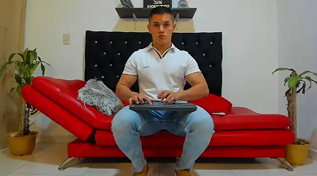 Snapshot of julian_wallace chatting on February 14, 10:59 pm julian wallace online show from February 14, 10:59 pm