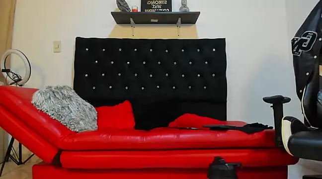 Snapshot of julian_wallace chatting on February 24, 3:09 pm julian wallace online show from February 24, 3:09 pm