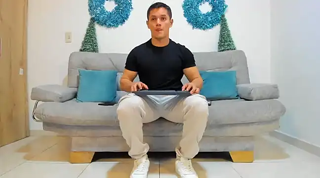 Snapshot of julian_wallace chatting on January 4, 1:21 am julian wallace online show from January 4, 1:21 am
