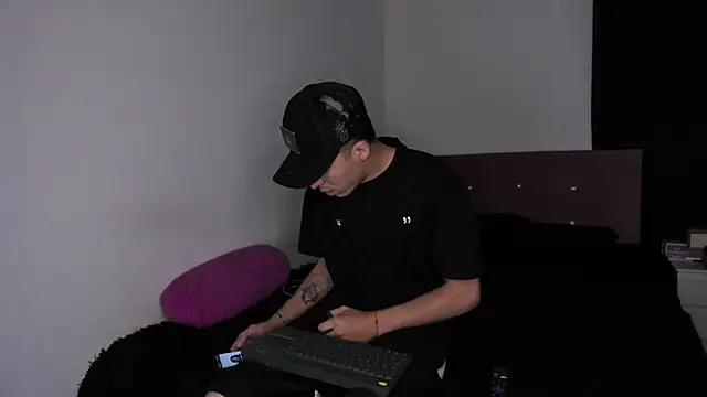 HeellBoy  online show from April 6, 5:08 am