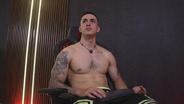 JacksonOlsenn online show from April 27, 8:47 pm