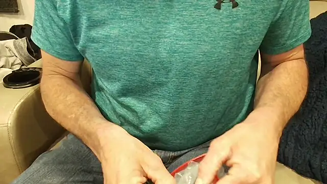 overaveragefreak4you online show from March 9, 7:35 am