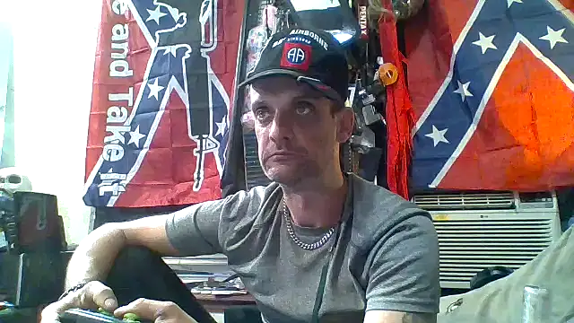 Snapshot of slinginbigD chatting on October 26, 10:01 pm slinginbigD online show from October 26, 10:01 pm