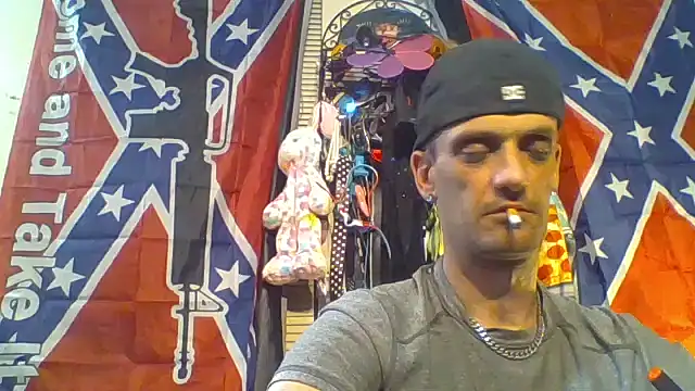 Snapshot of slinginbigD chatting on October 24, 3:52 am slinginbigD online show from October 24, 3:52 am