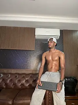 AaronCruz  online show from May 15, 11:35 pm