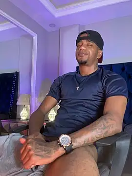 AaronCruz  online show from May 7, 10:10 pm