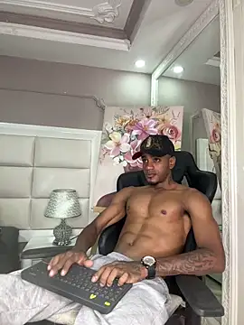 AaronCruz  online show from May 6, 9:26 pm