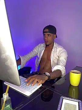 AaronCruz  online show from May 1, 11:51 pm