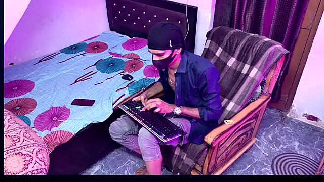 Snapshot of Habibi_big_b chatting on September 20, 7:03 pm Habibi big b online show from September 20, 7:03 pm