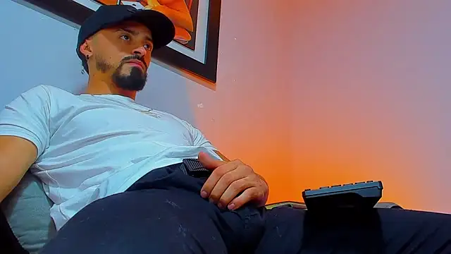 Snapshot of MAXIMUS_MASTE3 chatting on October 13, 11:44 pm MAXIMUS MASTE3 online show from October 13, 11:44 pm