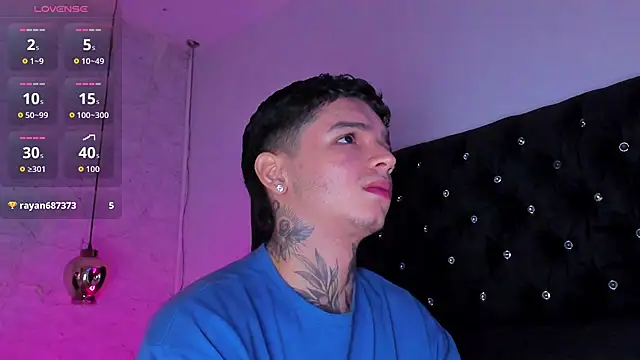 Snapshot of Ian_Castillo_ chatting on October 3, 11:48 am Ian Castillo online show from October 3, 11:48 am
