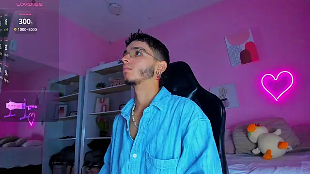 Snapshot of Ian_Castillo_ chatting on March 17, 11:21 am Ian Castillo online show from March 17, 11:21 am
