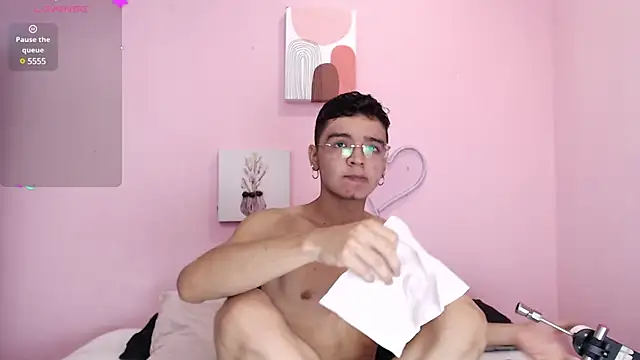 Snapshot of Ian_Castillo_ chatting on December 24, 11:17 am Ian Castillo online show from December 24, 11:17 am