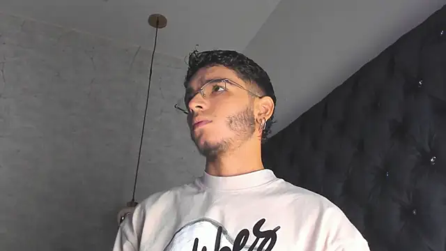 Snapshot of Ian_Castillo_ chatting on February 19, 11:17 am Ian Castillo online show from February 19, 11:17 am
