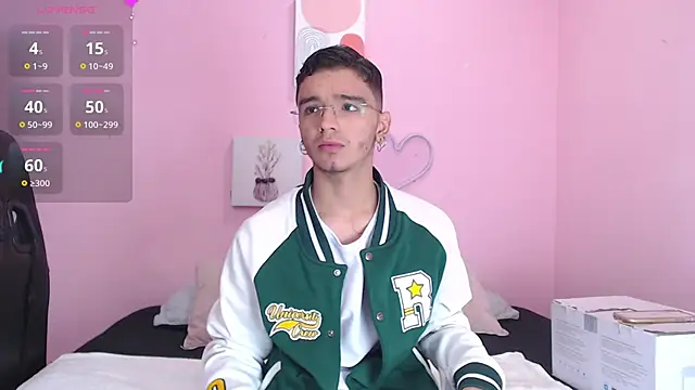 Snapshot of Ian_Castillo_ chatting on January 3, 11:35 am Ian Castillo online show from January 3, 11:35 am