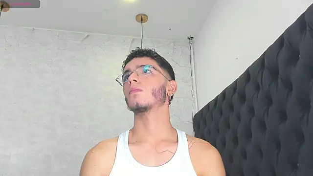 Snapshot of Ian_Castillo_ chatting on February 13, 11:17 am Ian Castillo online show from February 13, 11:17 am