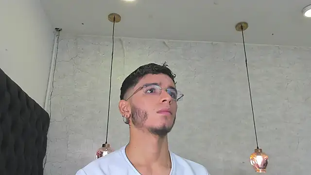 Snapshot of Ian_Castillo_ chatting on February 11, 11:21 am Ian Castillo online show from February 11, 11:21 am
