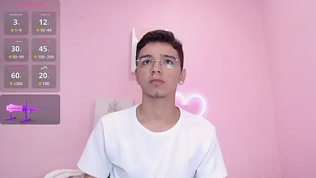 Snapshot of Ian_Castillo_ chatting on December 10, 11:22 am Ian Castillo online show from December 10, 11:22 am