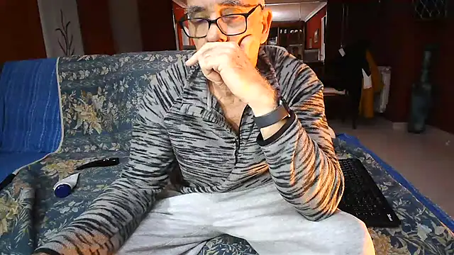 Snapshot of maduroguapo chatting on March 18, 9:43 pm maduroguapo online show from March 18, 9:43 pm