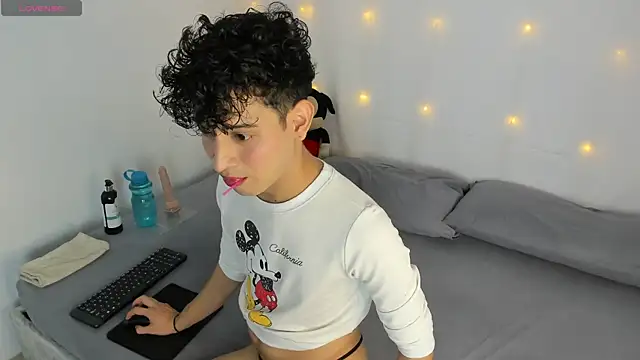 Snapshot of Benjamin_Buster chatting on December 12, 1:32 am Benjamin Buster online show from December 12, 1:32 am