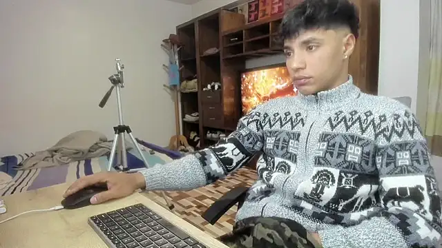 jonmaykolrose online show from December 14, 12:39 am