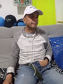 Snapshot of latinmartin73 chatting on October 19, 4:39 am latinmartin73 online show from October 19, 4:39 am