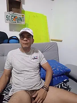 Snapshot of latinmartin73 chatting on October 21, 1:20 am latinmartin73 online show from October 21, 1:20 am