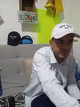 Snapshot of latinmartin73 chatting on October 17, 12:25 am latinmartin73 online show from October 17, 12:25 am