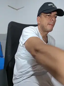 latinmartin73 online show from April 30, 12:39 am
