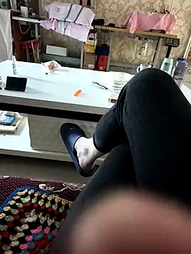 Snapshot of huzi518 chatting on February 24, 2:30 am huzi518 online show from February 24, 2:30 am