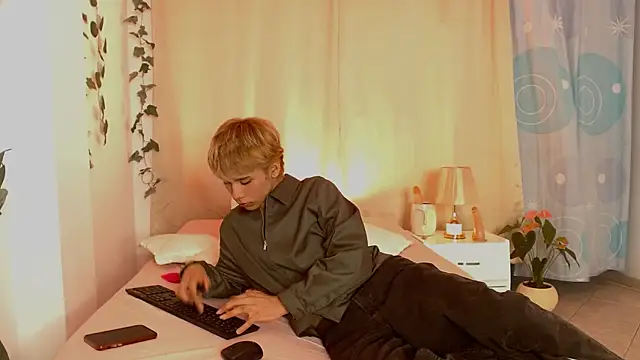 Snapshot of Tommyfoxboy chatting on December 28, 10:34 pm Tommyfoxboy online show from December 28, 10:34 pm