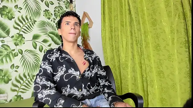 Snapshot of SEANTROYY chatting on February 15, 3:52 am SEANTROYY online show from February 15, 3:52 am