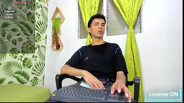 Snapshot of SEANTROYY chatting on February 12, 4:01 am SEANTROYY online show from February 12, 4:01 am