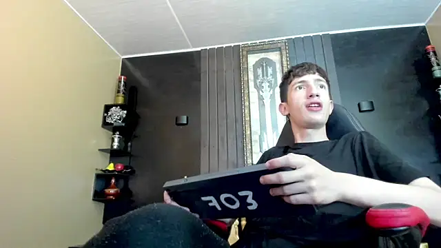 Snapshot of Erik_Osorio chatting on January 11, 8:21 pm Erik Osorio online show from January 11, 8:21 pm
