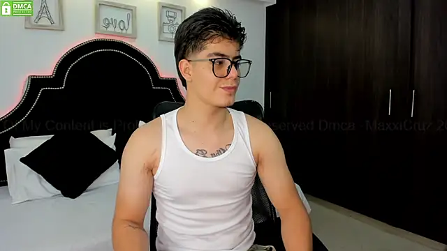 MaxxiCruz online show from March 22, 2:16 am