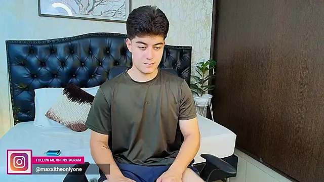 Snapshot of MaxxiCruz chatting on October 14, 3:35 am MaxxiCruz online show from October 14, 3:35 am