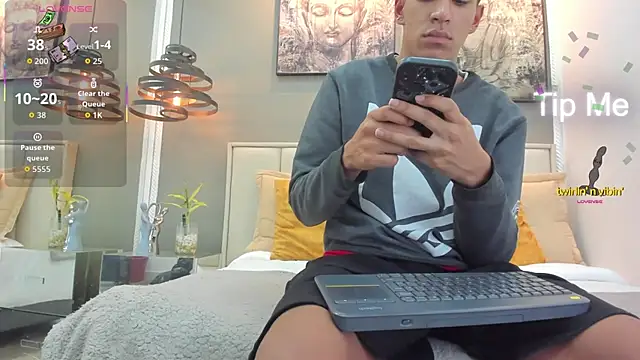 kieran derek online show from November 18, 3:32 am