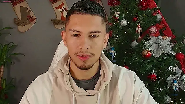 Snapshot of Aaronfox_x chatting on December 6, 8:40 pm Aaronfox x online show from December 6, 8:40 pm
