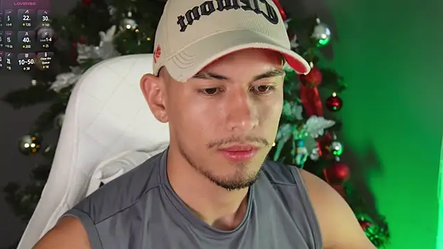 Snapshot of Aaronfox_x chatting on December 7, 10:39 pm Aaronfox x online show from December 7, 10:39 pm