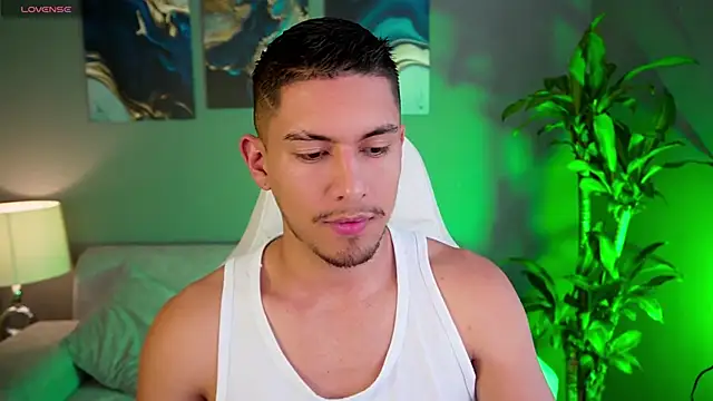 Snapshot of Aaronfox_x chatting on January 2, 7:51 pm Aaronfox x online show from January 2, 7:51 pm