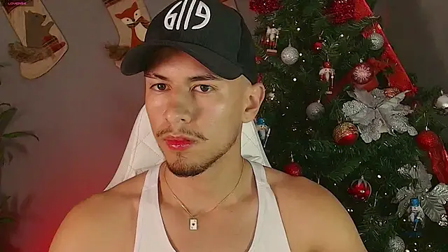 Snapshot of Aaronfox_x chatting on December 5, 11:29 pm Aaronfox x online show from December 5, 11:29 pm