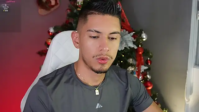 Snapshot of Aaronfox_x chatting on December 11, 11:32 pm Aaronfox x online show from December 11, 11:32 pm