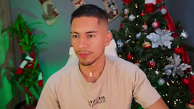 Snapshot of Aaronfox_x chatting on December 26, 11:24 pm Aaronfox x online show from December 26, 11:24 pm