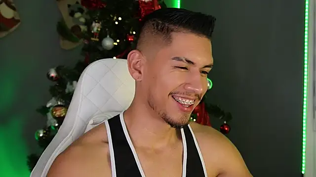 Snapshot of Aaronfox_x chatting on December 14, 11:23 pm Aaronfox x online show from December 14, 11:23 pm