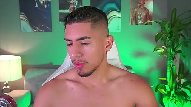 Snapshot of Aaronfox_x chatting on January 29, 12:22 am Aaronfox x online show from January 29, 12:22 am