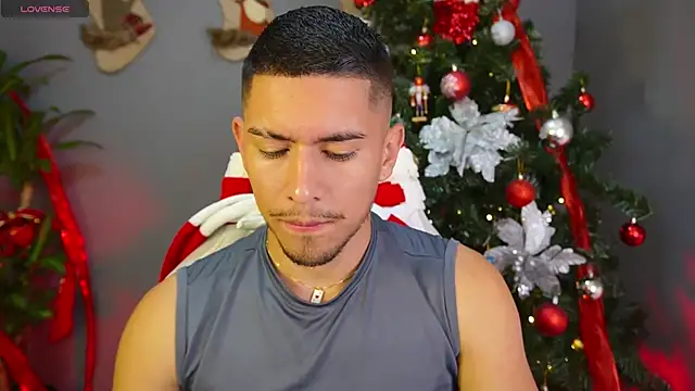 Snapshot of Aaronfox_x chatting on December 23, 1:29 am Aaronfox x online show from December 23, 1:29 am