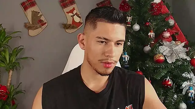 Snapshot of Aaronfox_x chatting on December 2, 8:31 pm Aaronfox x online show from December 2, 8:31 pm