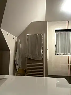 w12er online show from December 1, 7:28 pm